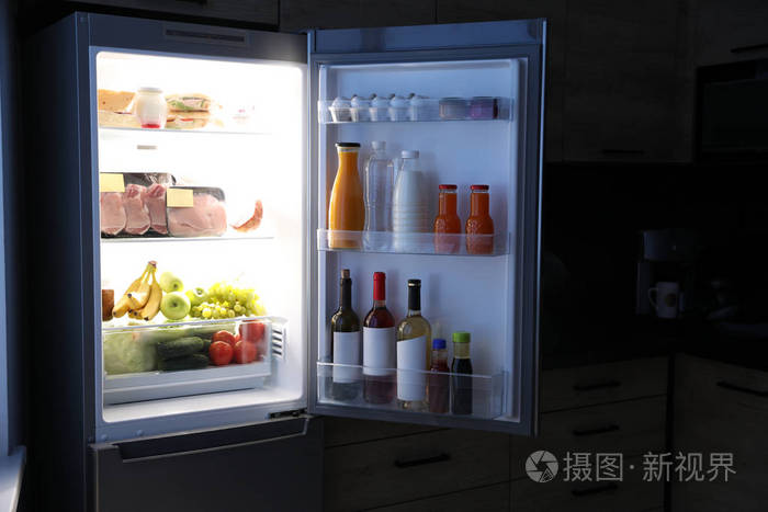 晚上在厨房打开装满产品的冰箱照片-正版商用图片2o3xwm-摄图新视界