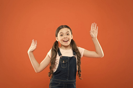 小孩小朋友开心看上去既高兴又兴奋.