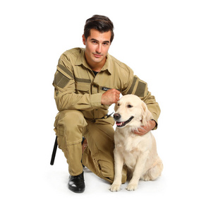 身穿白色背景警犬制服的男保安图片