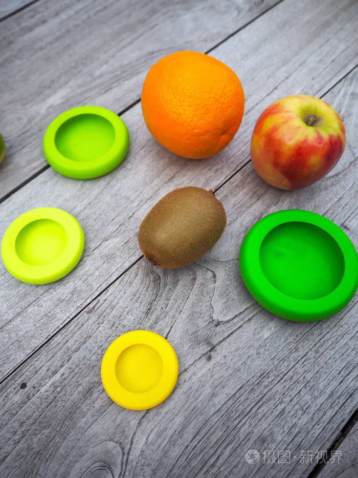 多个可重复使用的硅胶食品包装，用于切水果