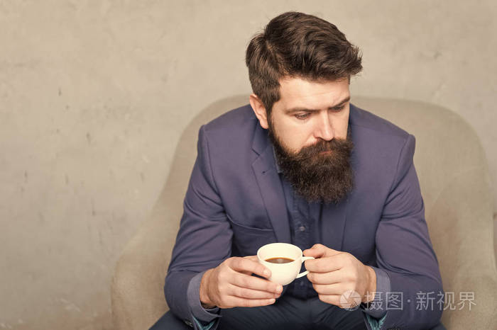 你可以信赖的咖啡商人早上喝咖啡留着胡子的男人正在享受咖啡休息时髦