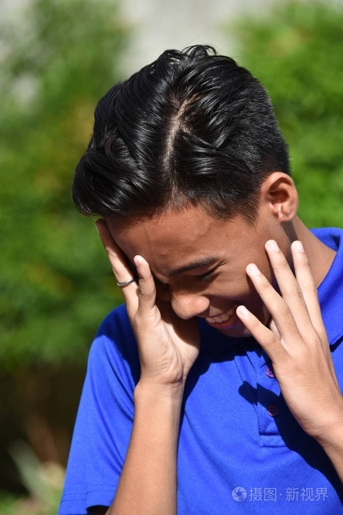 忧心忡忡的少年