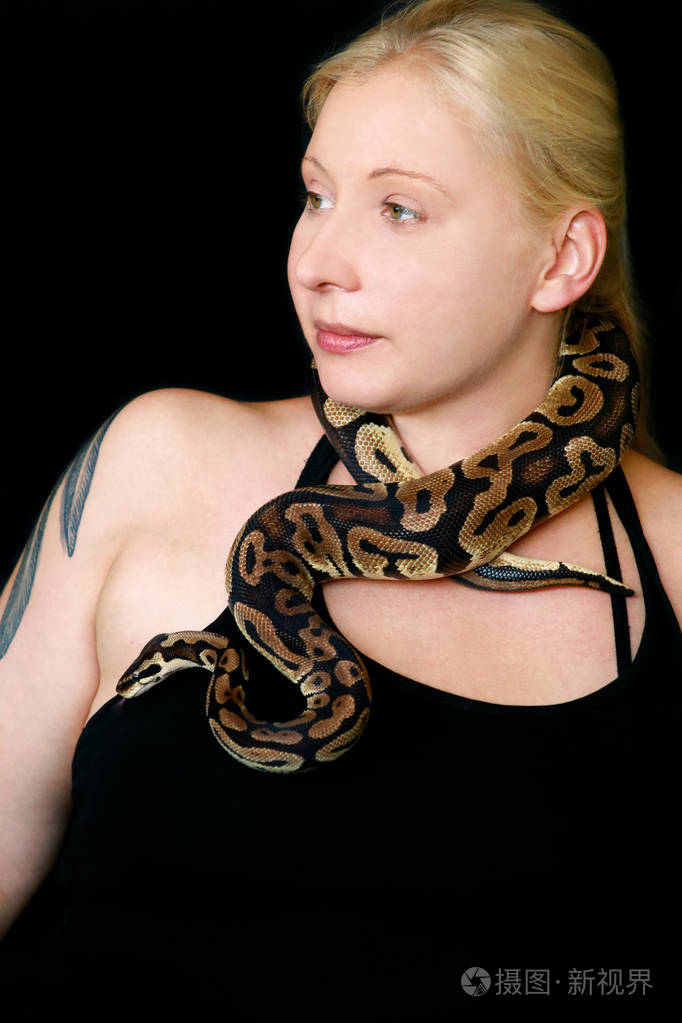 带着皇家蟒蛇的女孩肖像一名女子双手抱着蟒蛇的脖子