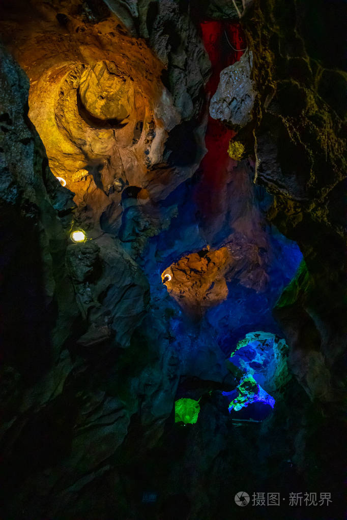 美丽的五彩缤纷的钟乳石在儋州石花洞中国海南省海口旁边的地质公园