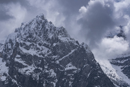 阿尔卑斯雪峰映衬着阴暗的天空图片