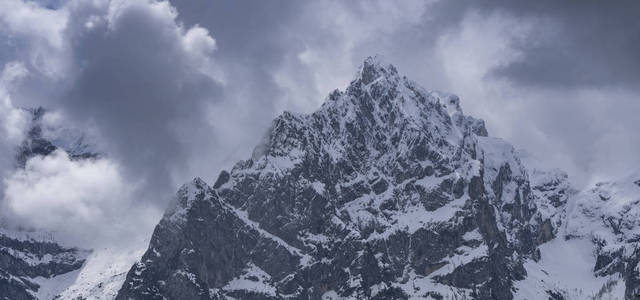 阿尔卑斯雪峰映衬着阴暗的天空图片