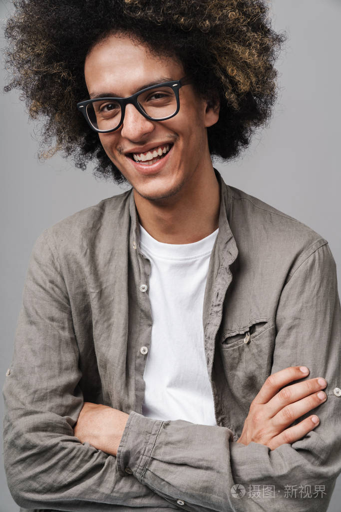 照片特写镜头笑眯眯的高加索人双臂交叉微笑着看着镜头