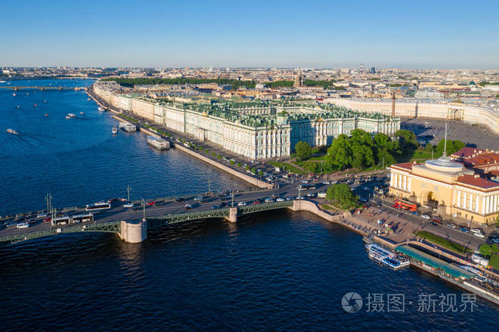 鸟瞰市中心宫殿广场国立隐士博物馆冬宫涅瓦河的城市景观圣彼得堡天际