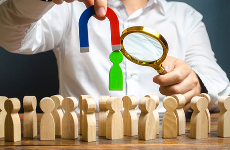 人员需求申老板审视着一个被人群中的磁铁养大的人.招聘新员工,猎头.