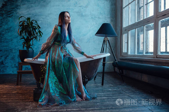 一个女人看起来像童话故事里悲伤的小美人鱼照片 正版商用图片2o4zoo 摄图新视界