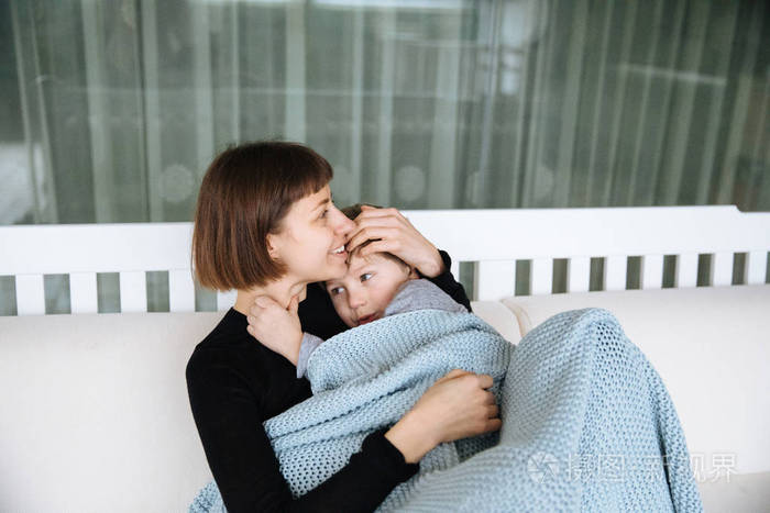 母亲和她的孩子在秋千上拥抱温柔地拥抱着