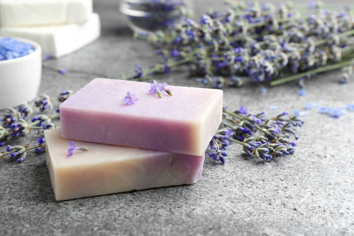 灰色石桌上有薰衣草花的手工肥皂条文本空间