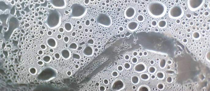 蒸汽汽条形塑料屋顶下水汽凝结的特写.照片