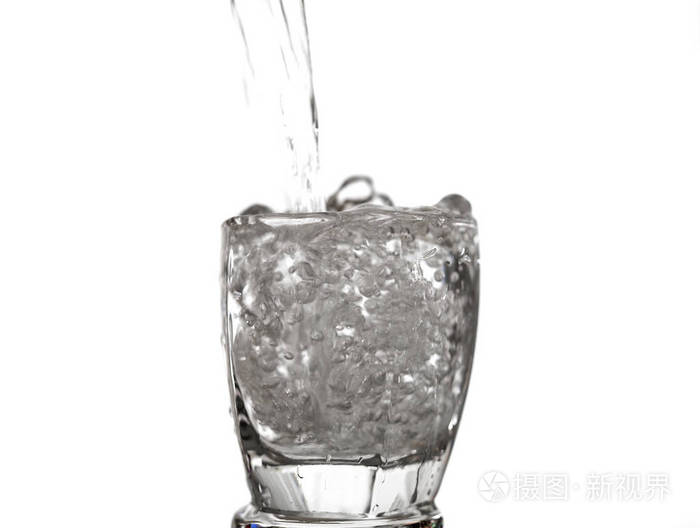 水溅到白色背景上隔离的玻璃溢出