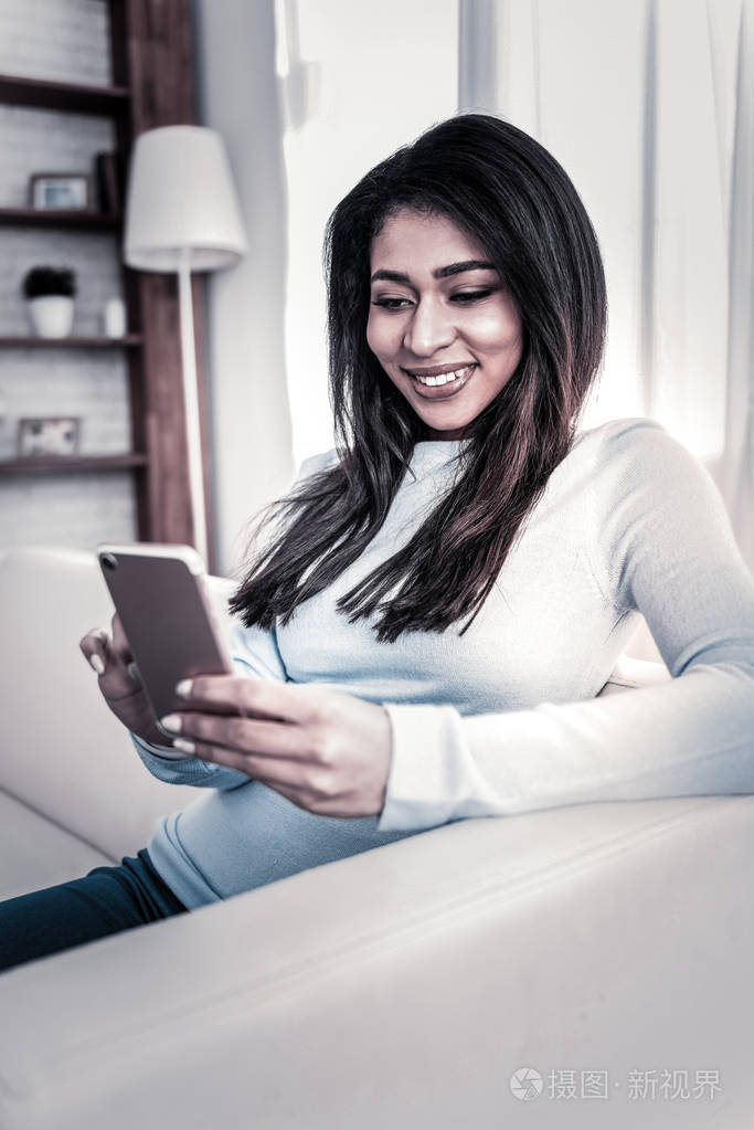 迷人的非洲裔美国女孩玩手机