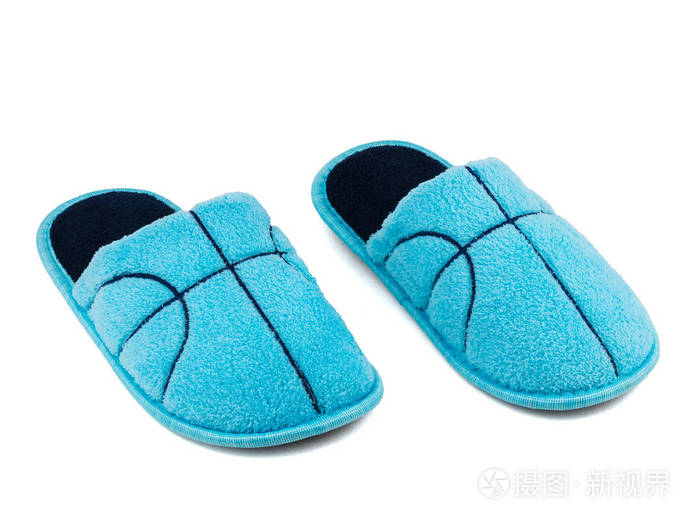 白色背景上孤立的一双拖鞋的侧视图