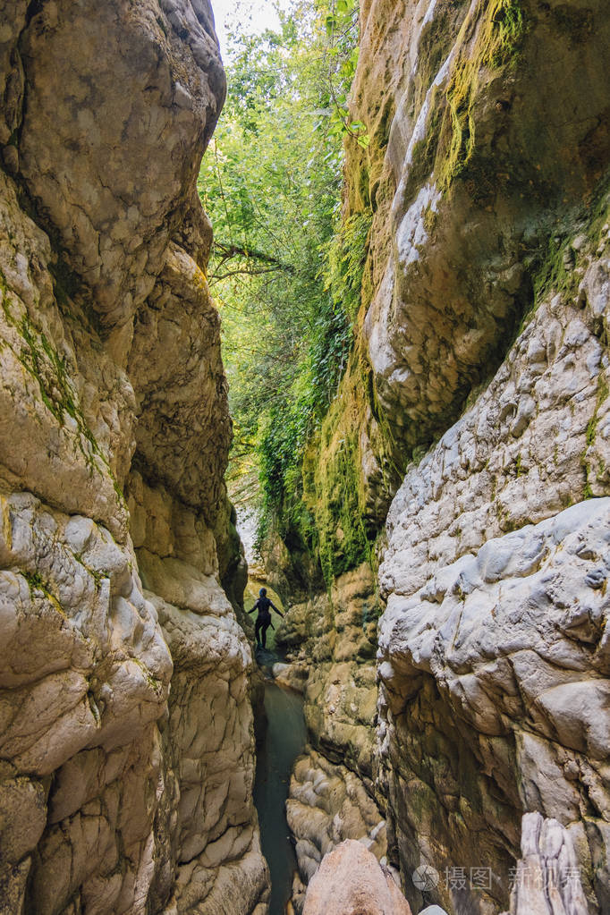 山峡狭长山河峡谷