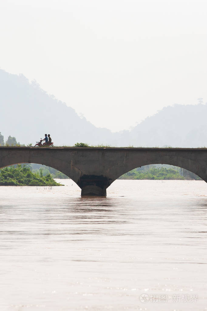 雨季湄公河上的古桥。