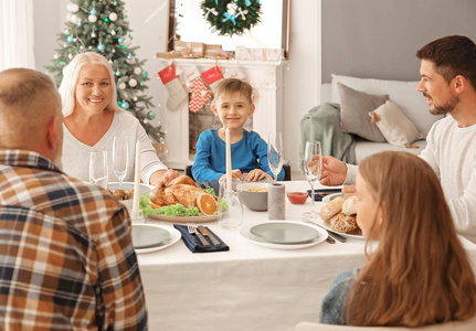 快乐的一家人在家吃圣诞晚餐图片
