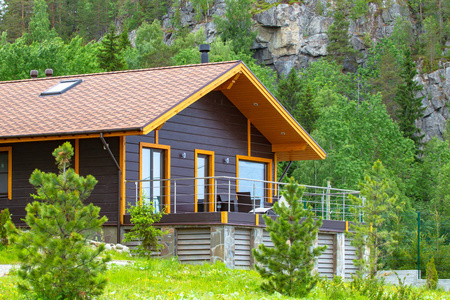 乡下的单层小屋.出租小屋娱乐.郊区房地产买卖.在大自然的房子里休息.