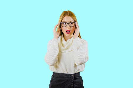 一个戴着眼镜的红发女孩用双手托住他的眼镜框,张大嘴巴,在一个孤立的