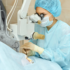 治疗近视眼科激光显微镜手术.门诊医生.病人的眼睛治疗.