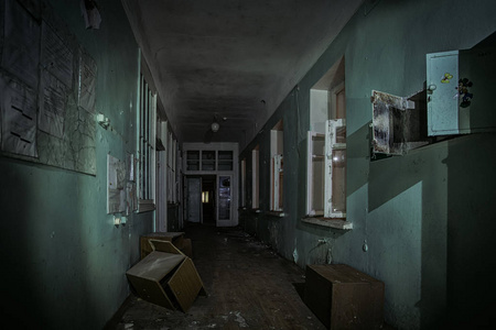 废弃建筑阴暗恐怖的走廊图片