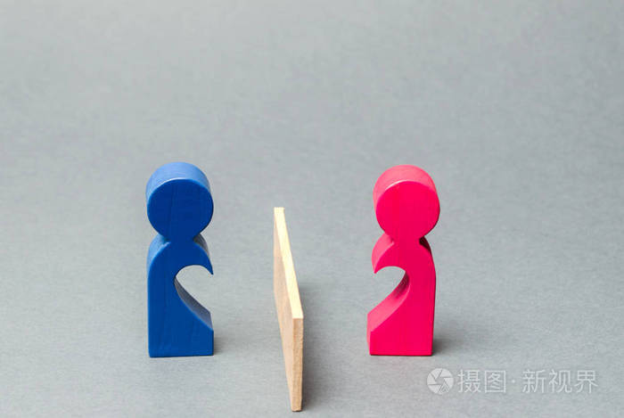 一对恋人分道扬镳断绝关系分手和争吵的概念家庭心理学家服务离婚和