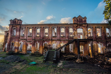 新中式两层别墅被毁的废弃的两层房子照片