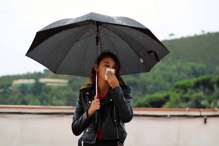 男孩用一把雨伞图片