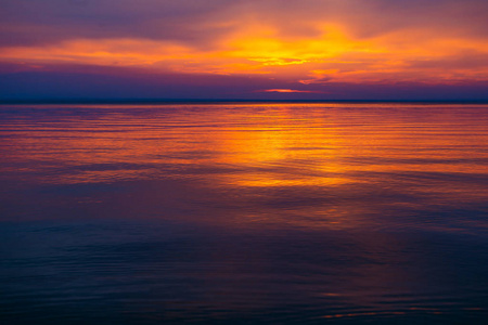 夕阳红倒影海静图片