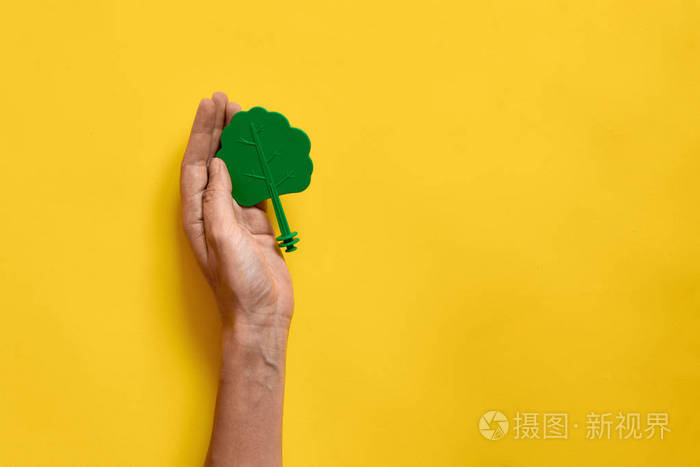 黄色背景的塑料玩具木树 生态环境最小平坦度照片 正版商用图片2o60vp 摄图新视界