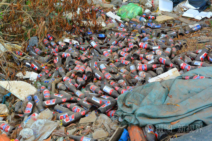 路边的垃圾啤酒瓶