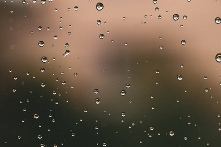雨滴落在窗户玻璃上.水滴抽象宏观背景照片