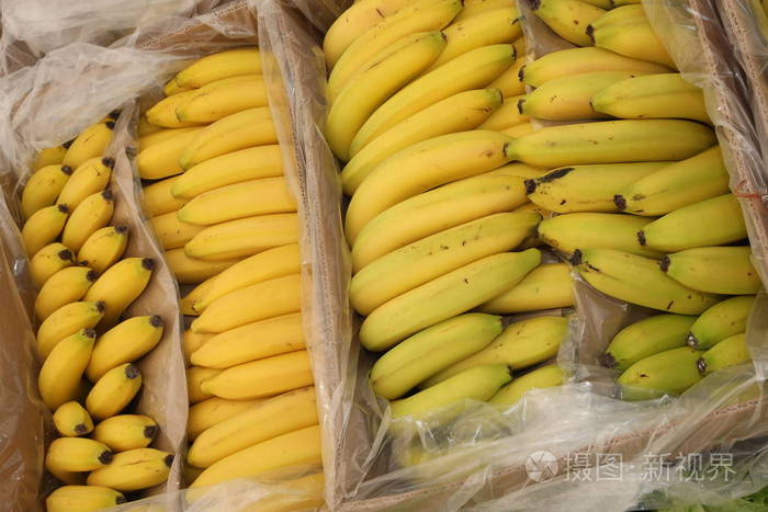 市场上一箱盒的黄香蕉