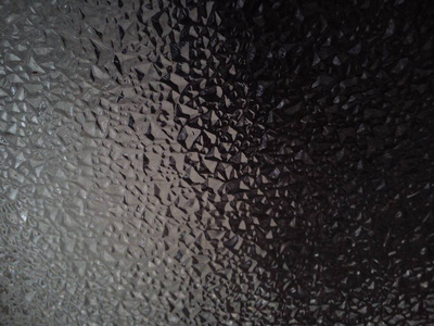 光波纹光和暗背景上有反光的波纹玻璃照片