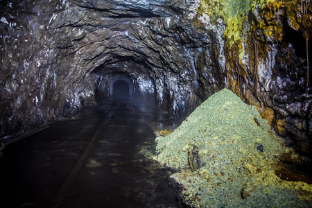 巴斯勒一座废弃的老煤矿坑道被水淹没,留下锈迹照片