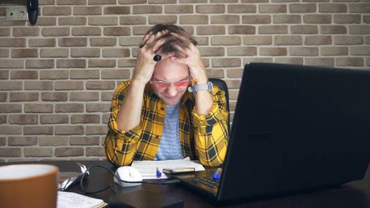 男人思考危机图片