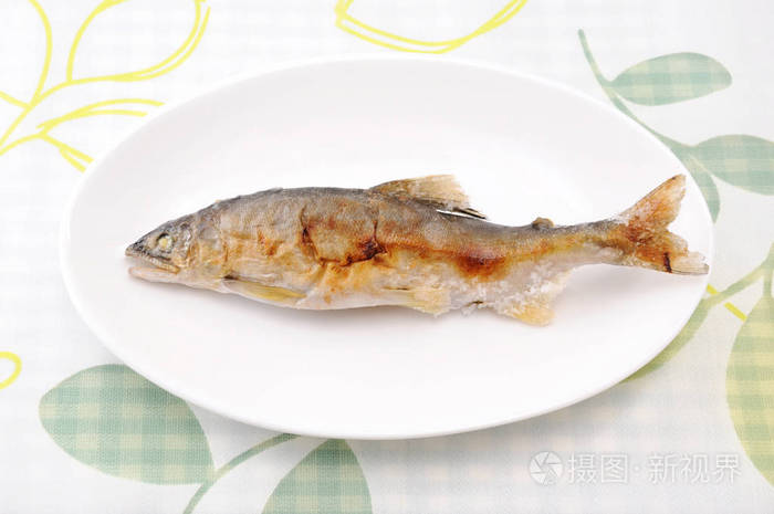 盐扒鱼甜鱼日本菜ayunoshioyaki盘在桌上