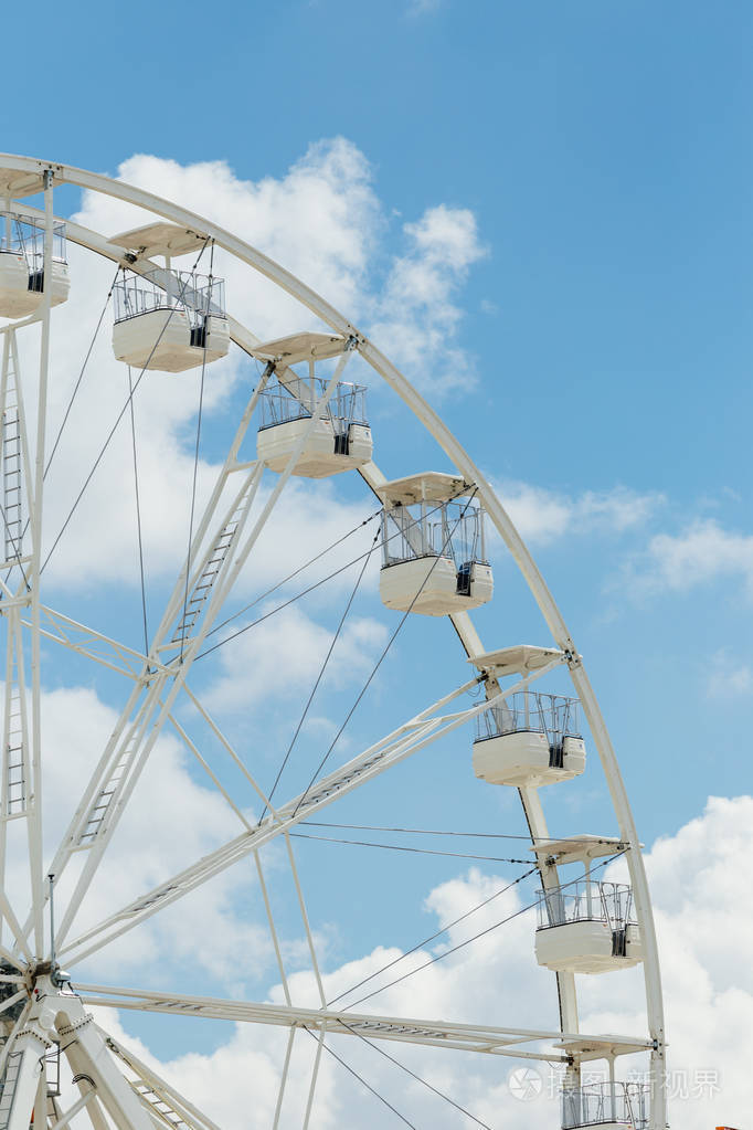 蓝天上的摩天轮节日快乐时间的背景概念