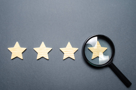 四颗星和一个放大镜.酒店和餐馆的评级,昂贵的机构.