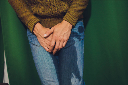 人湿牛仔裤站在地毯上的俯视图.照片