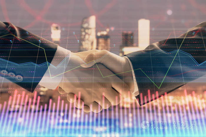 两个商人握手的城市景观背景下的金融图形的双重曝光股票市场交易的