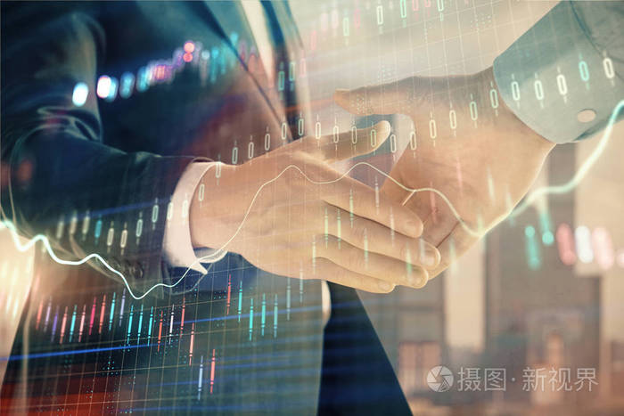 两个商人握手的城市景观背景下的金融图形的双重曝光股票市场交易的