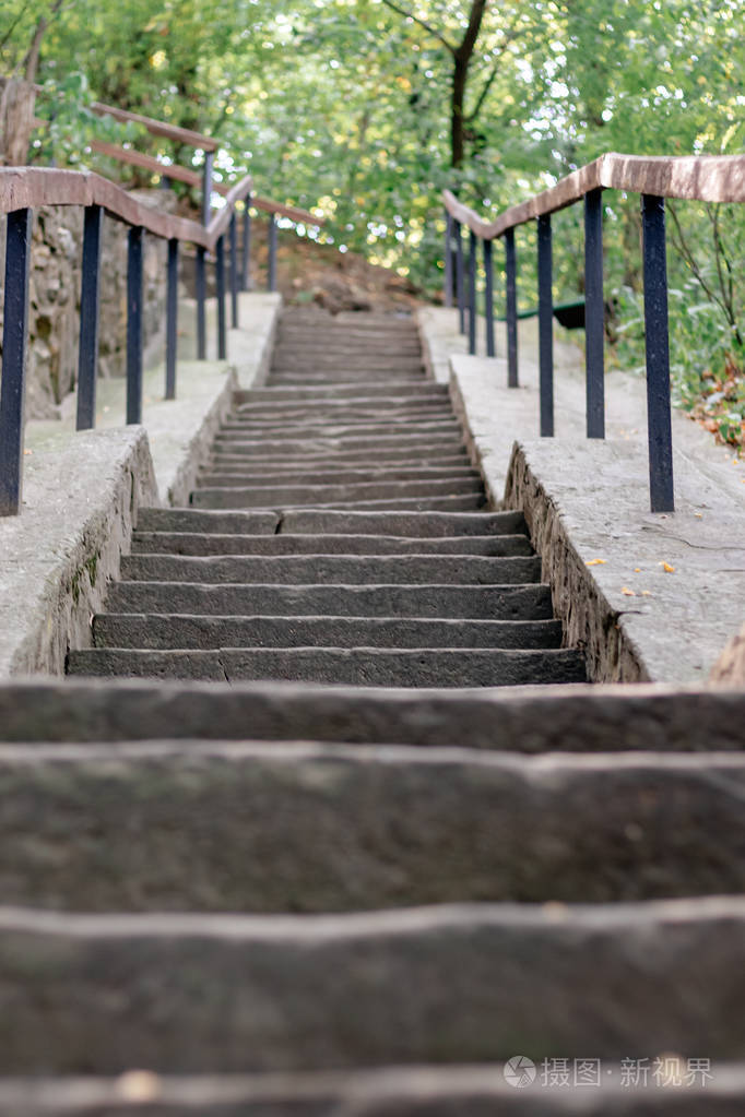 水泥楼梯爬上绿色森林的斜坡照片-正版商用图片2o6xys-摄图新视界