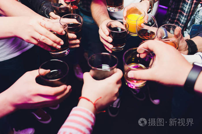 喝酒,祝酒,聚会.向活动表示祝贺.快乐的派对朋友.照片-正版商用图片2o