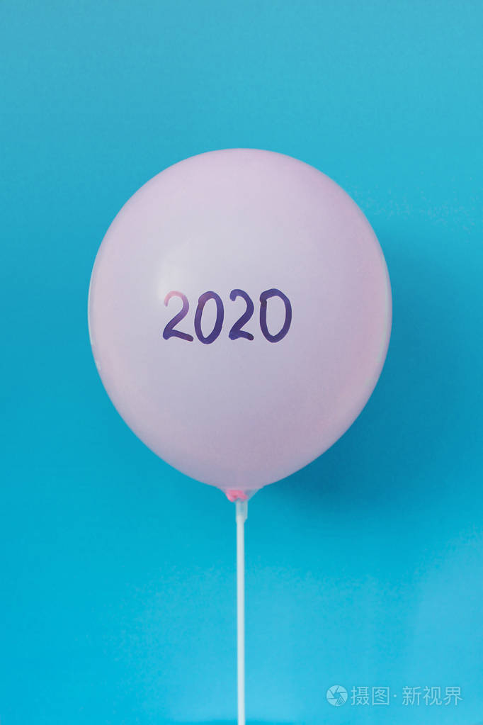 2020新年蓝色背景的粉色气球极简主义