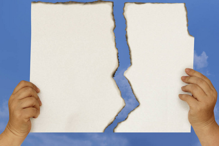 撕裂的两半图片-撕裂的两半素材-撕裂的两半插画-摄图新视界