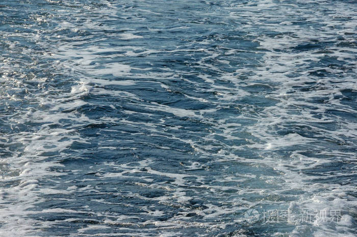 船后水面上的波浪图案背景