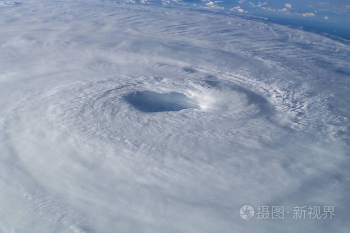 来自太空的大龙卷风这张图片的元素是由美国宇航局提供的